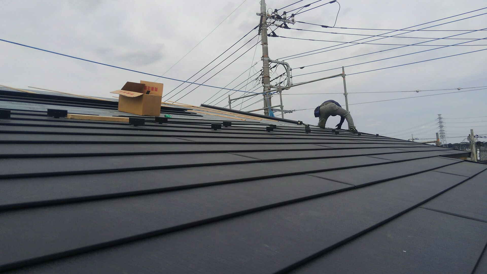 K様邸の屋根にはIG工業のガルテクトを採用。なかなかの優れもので仕上がりが楽しみですね♪