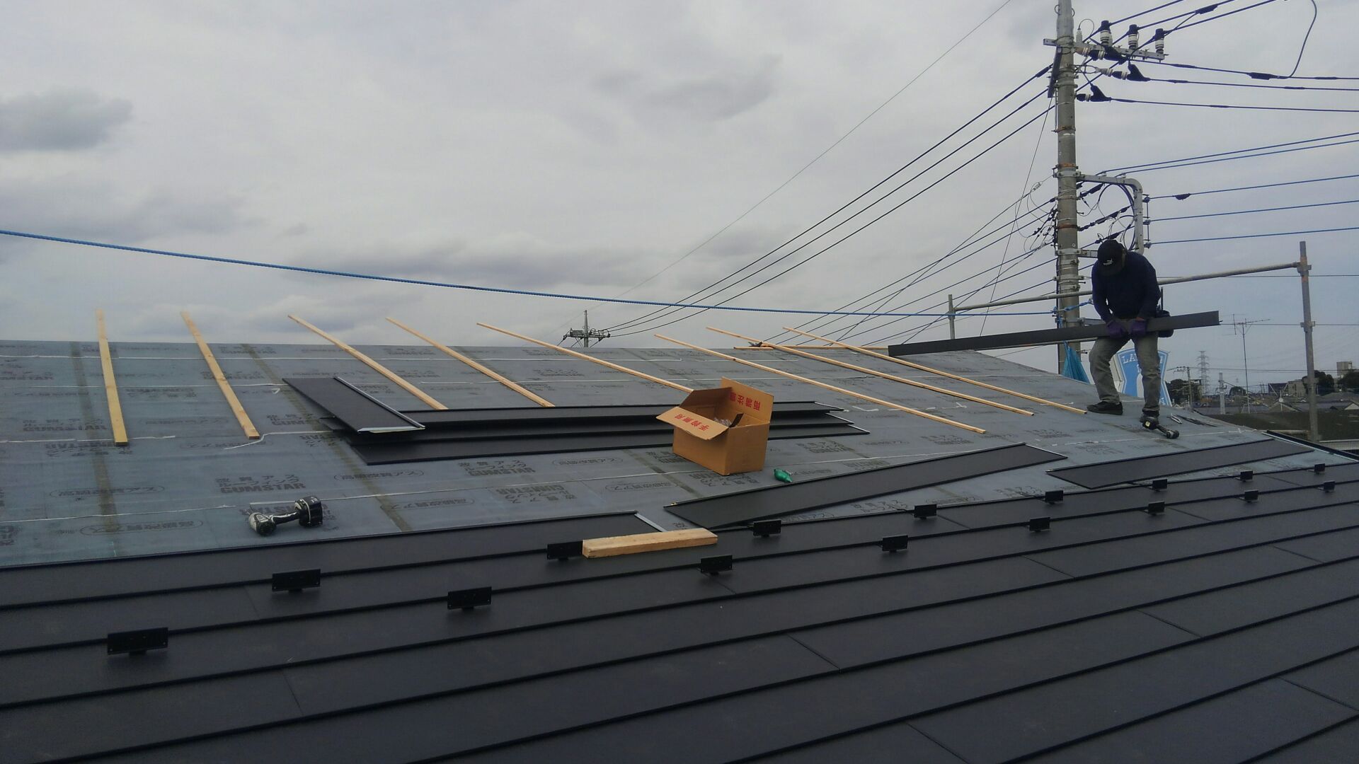板金屋さんも屋根工事を始めました。