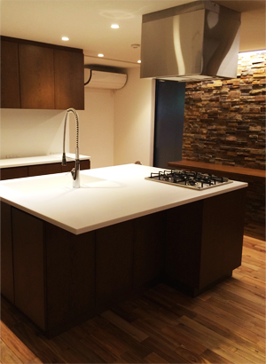 シンプルで洗練されたキッチン。