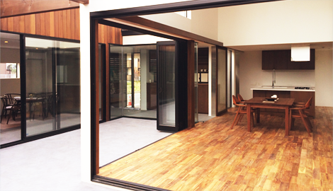 無垢材とダイニングテーブルだけの広々とした空間。
