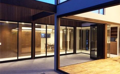 大きなガラスのウィンドウを多用しデザイン性を追及しました。