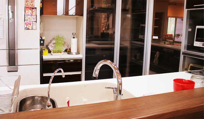 鏡面仕上げの収納スペース。コーナーを広く確保。