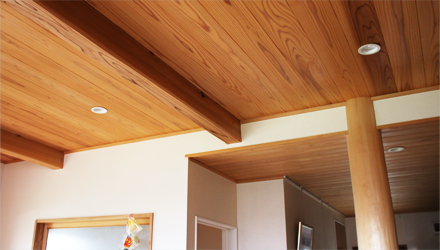 木の天井と白い壁の美しいコントラスト。