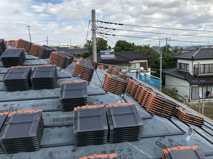 本日現場に屋根瓦が搬入されました。