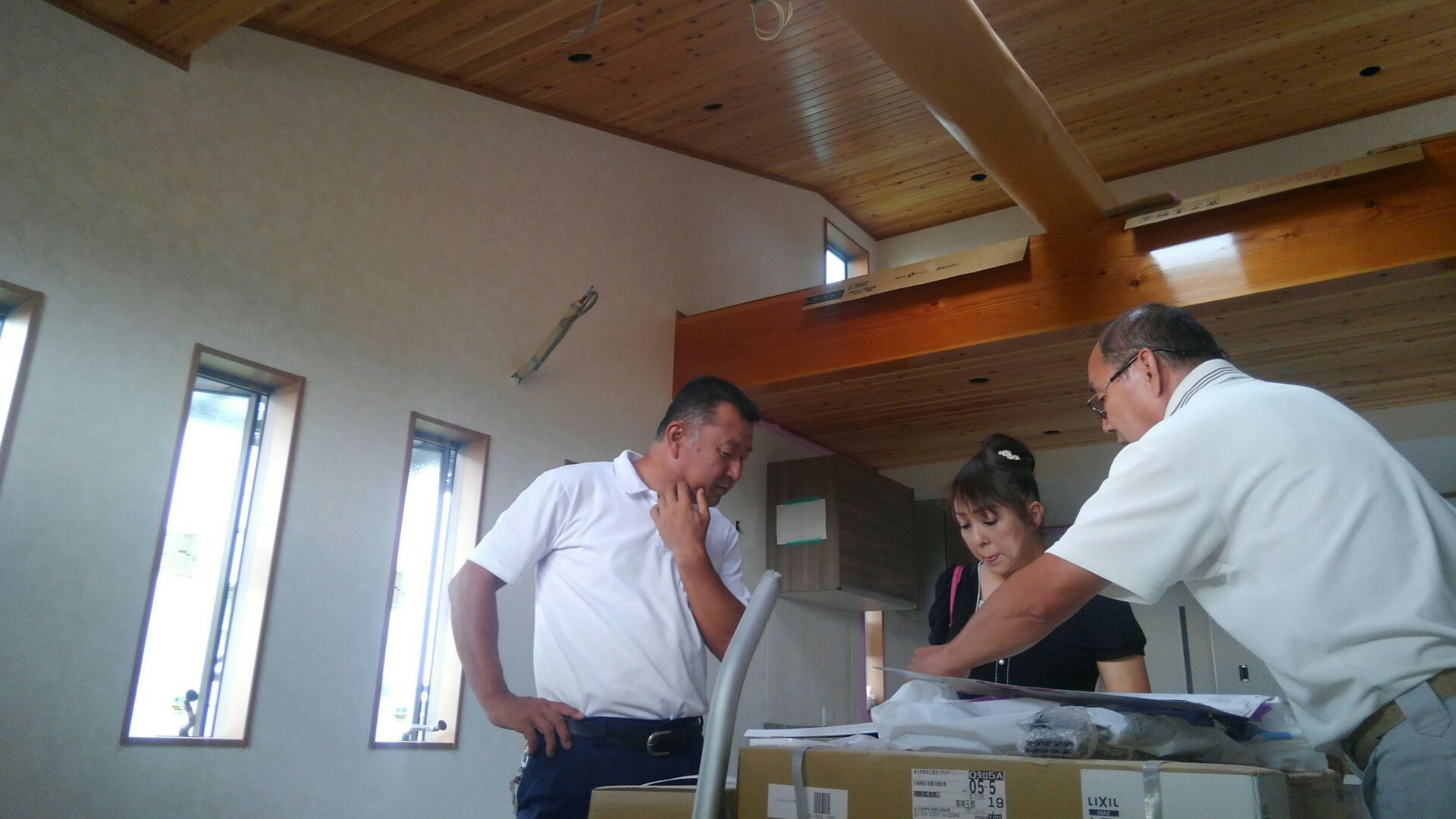 今日は電気屋さんとI様が、現場で照明器具の打ち合わせに来ました。
