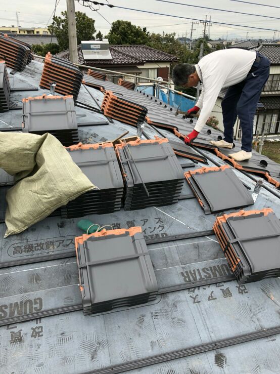 屋根工事、瓦ふきがはじまりました。T様邸は平瓦を採用です。ちなみに瓦は「敷く」、ではなく「ふく」と言います。
