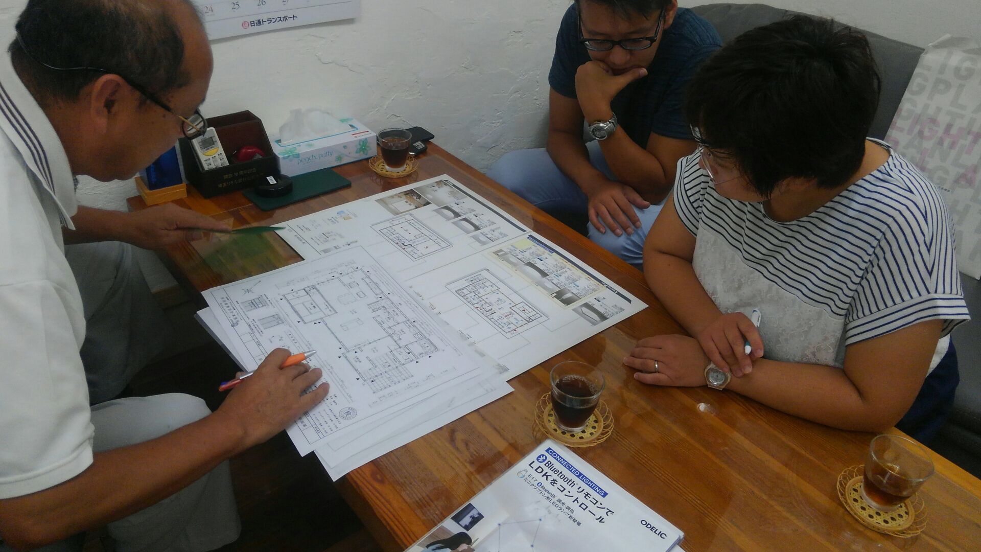 弊社事務所にお越しいただき、本日電気屋さんと打ち合わせです。