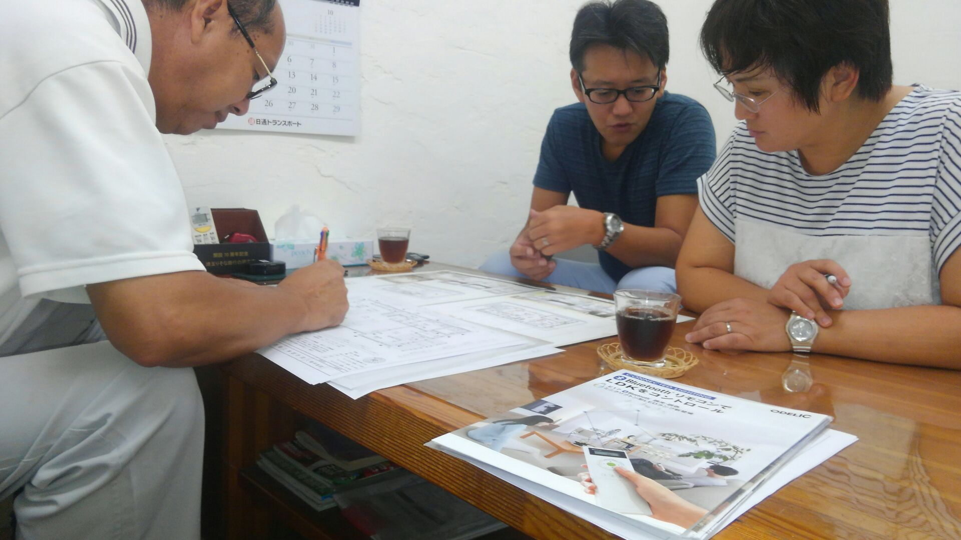 コンセント、ＴＶの位置や照明など細かく打ち合わせです。電気の打ち合わせはいつもだいたい二時間くらいかかります。T様長丁場お疲れ様でした。