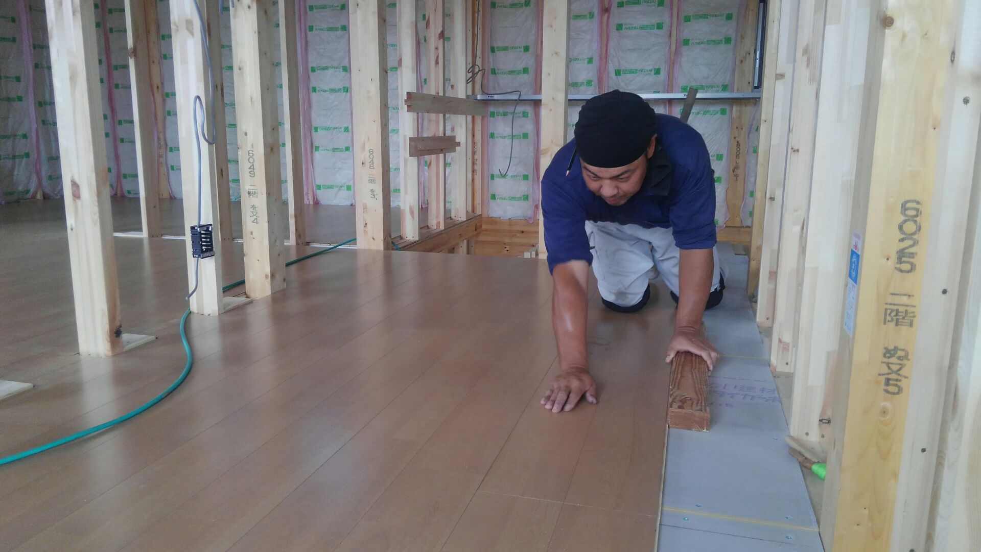 二階では大工さんがフローリング貼りを始めました。大工さんが手に持っているのは通称「とんとん棒」。「とんとん」とフローリングをはたいて、キッチリ実にはめ込みます。