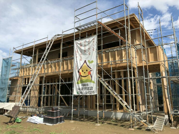 宝形（ほうぎょう）の大屋根、ステキな屋根になりますね。宝形とはピラミッドのような形状の屋根のことを言います。