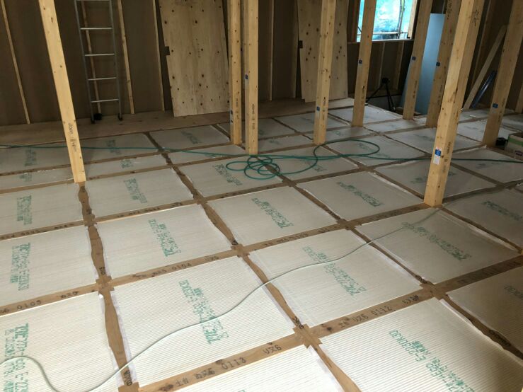 一階では、大工さんが床下の断熱材入れを始めました。