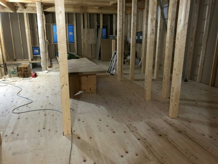 床下の断熱材入れが終わり、構造用合板床下地も終わりました。作業がしやすくなりました♪