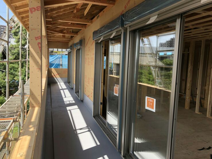 アルミサッシの取付け、ベランダのFRP防水完了です。