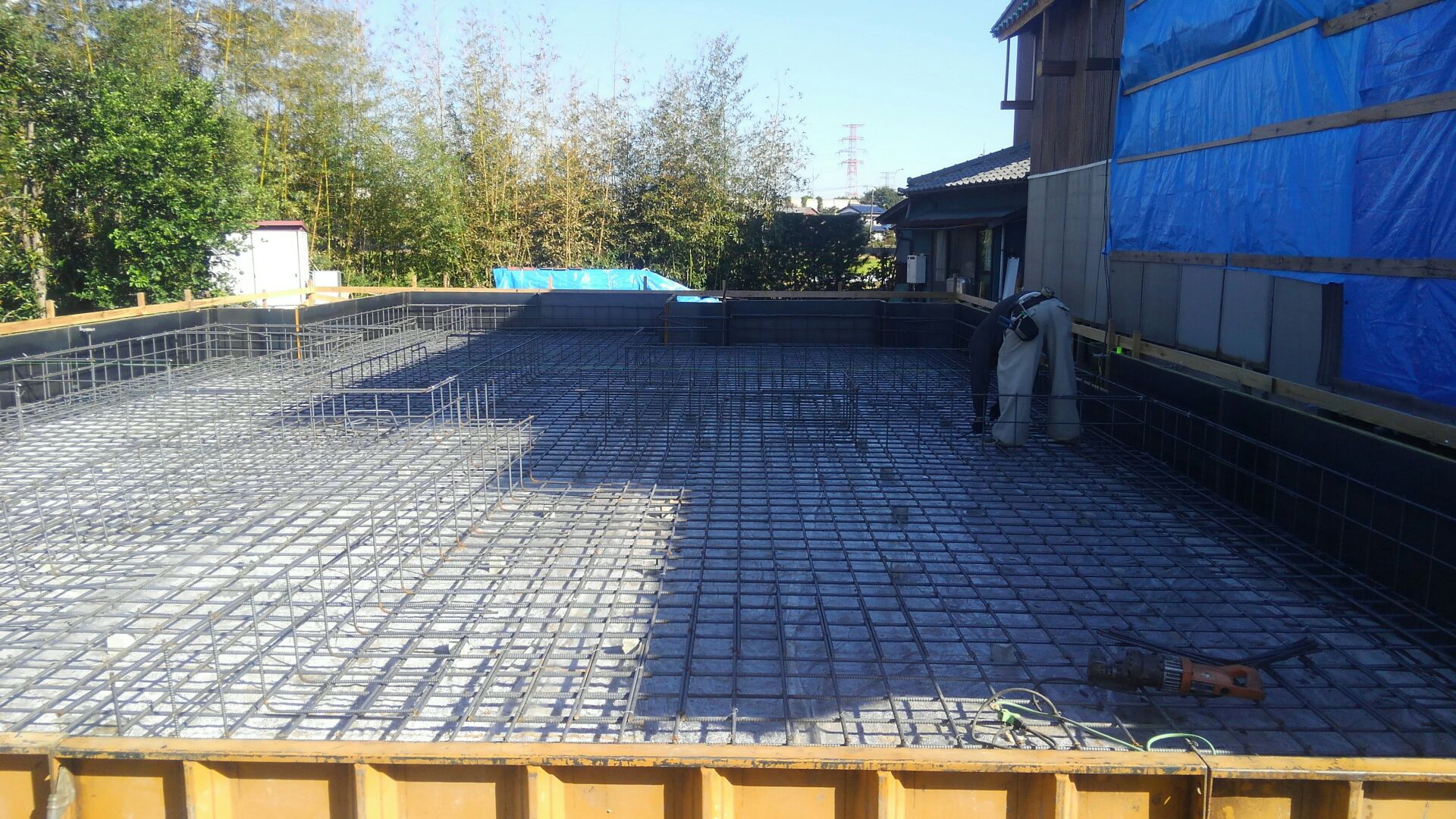 基礎工事、鉄筋の配筋がもうすぐ完了です。午後から配筋検査が始まります。