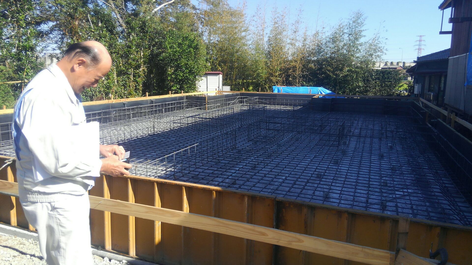 さいたま住宅検査センターさんによる配筋検査が始まりました。鉄筋のピッチ（間隔）やコンクリートのかぶり厚などすみずみまでチェックです。