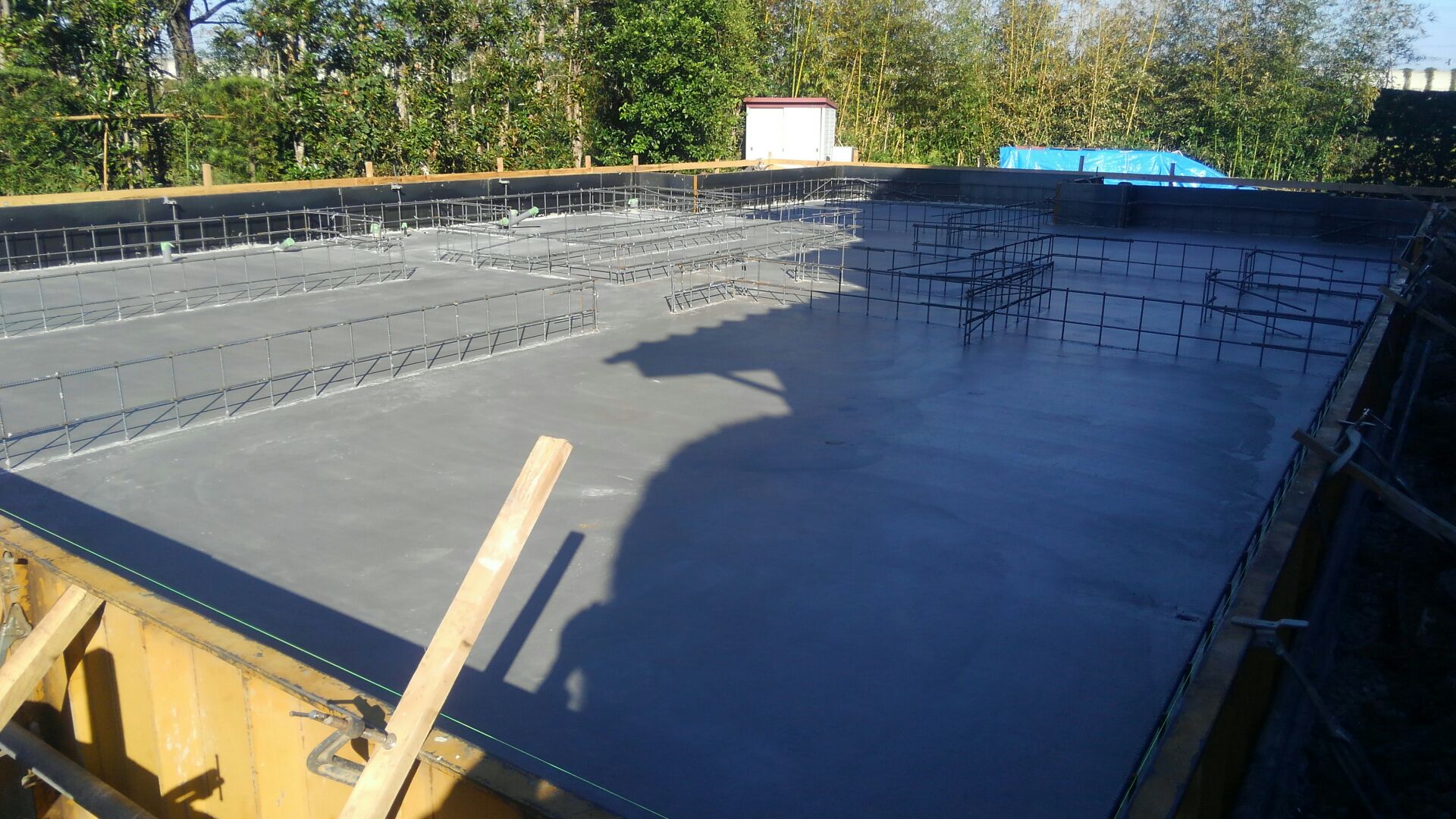 耐圧盤のコンクリート打ち込みが終わりました。耐圧盤もキレイに仕上がりです。