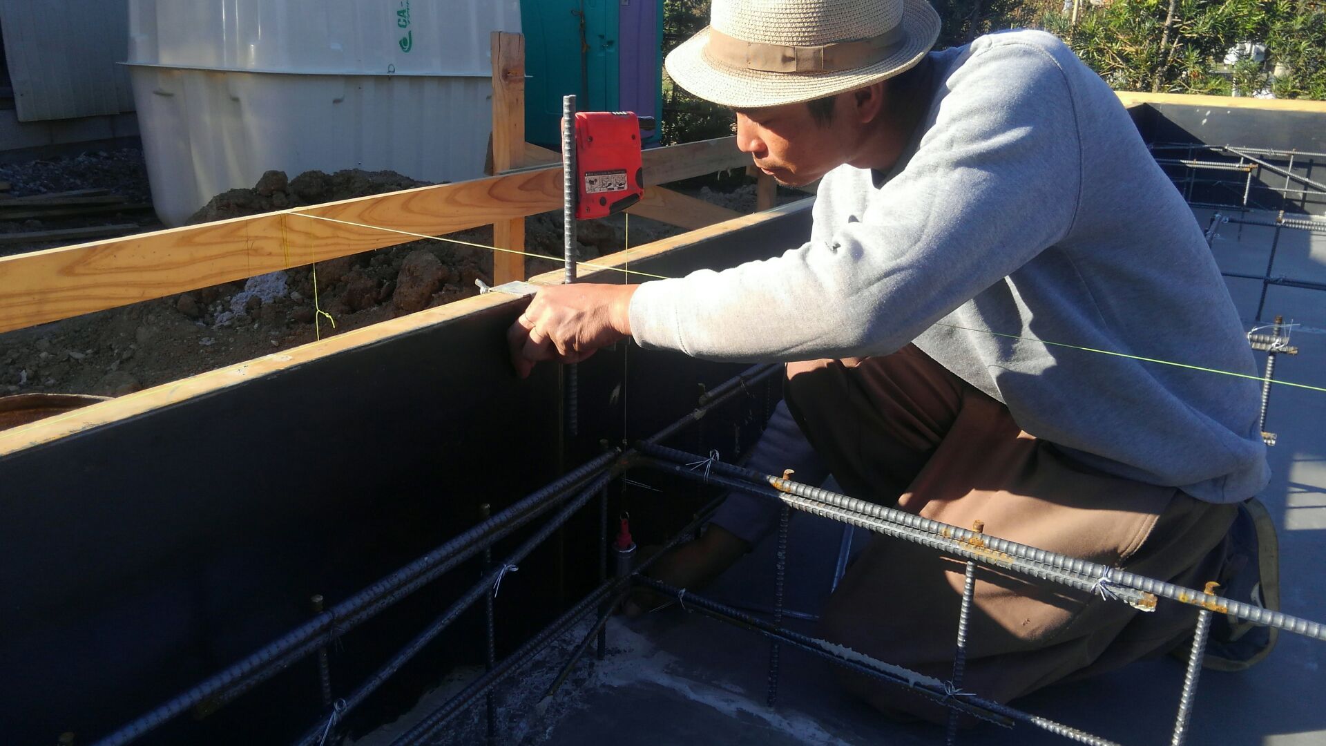 下げ振りという道具を使って、キッチリと正確に墨出しです。