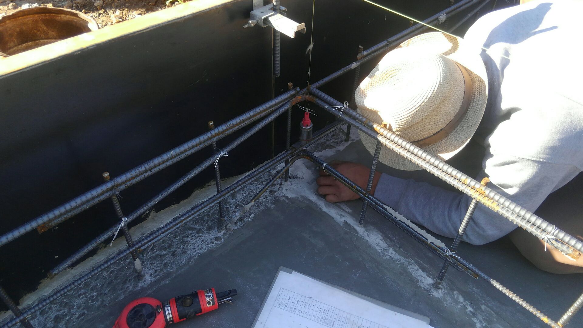 基礎屋さん、頭が立ち上がり枠の墨出し（位置だし）にきました。