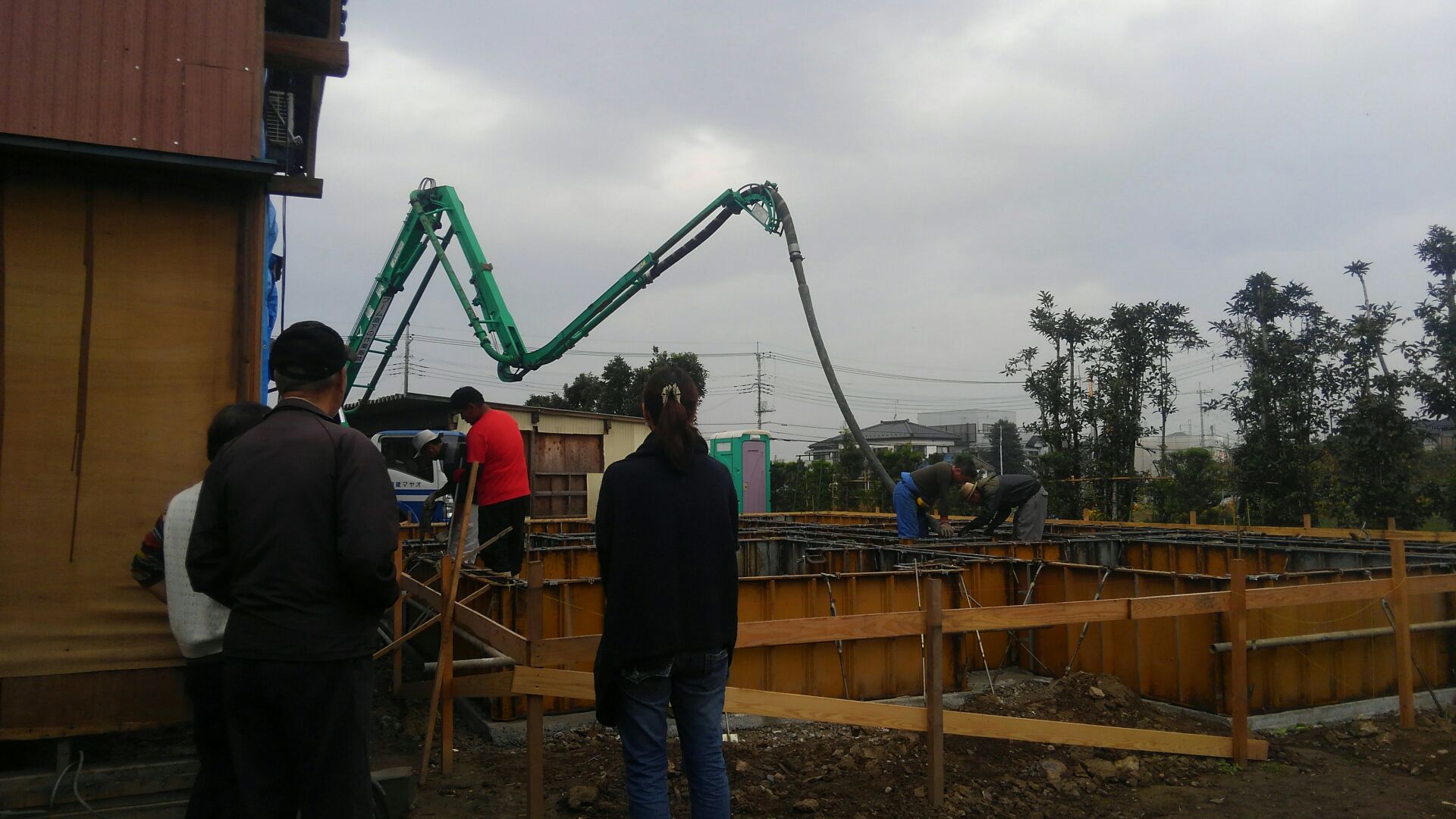 お客様が見学に来られました。始めての光景にお客様もビックリ！ポンプ車や生コン車は、なかなかお目にかかれませんよね。