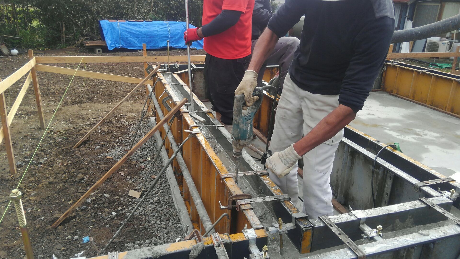 枠組みが終わり、基礎立ち上がりのコンクリート打ち込みです。