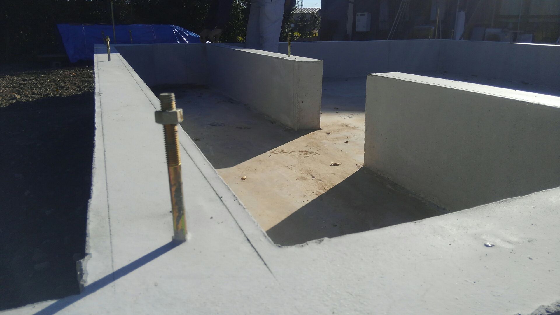 この墨出し、とても重要です。この墨に習って土台を敷いていきます。慎重に慎重に。