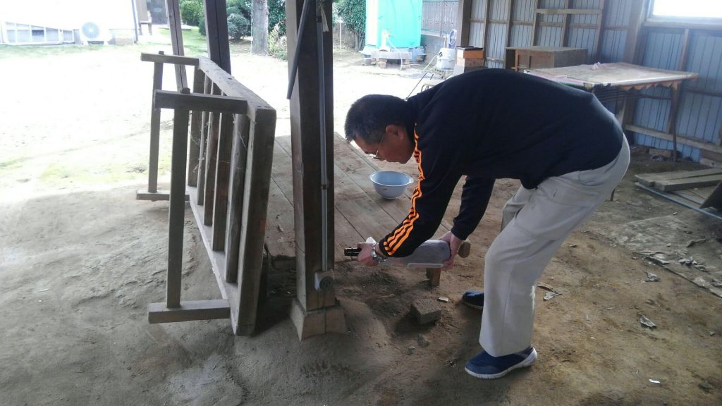 いよいよ物置小屋の解体工事がはじまりです。工事の前にK様、物置小屋に感謝の気持ちとお浄めです。