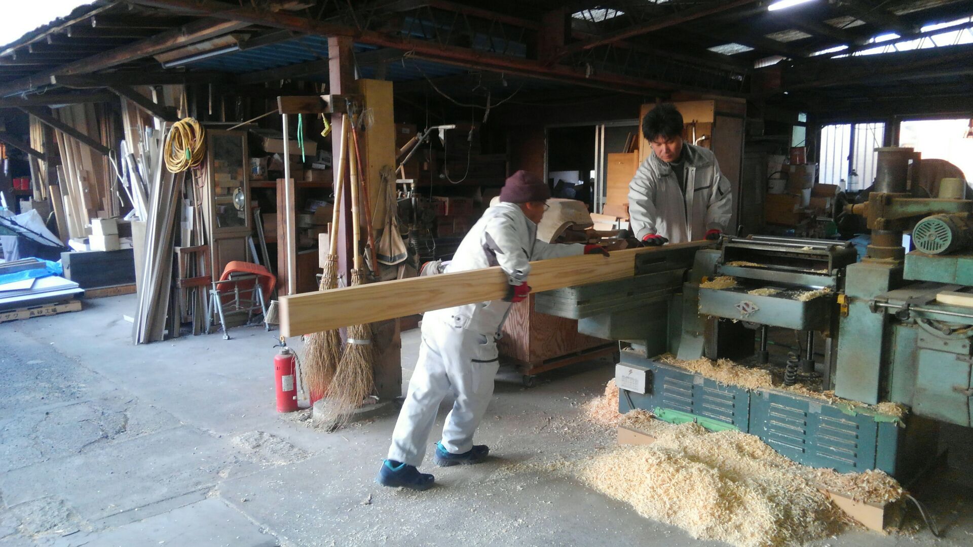 現場に行く前に下ごしらえ新壁和室の敷居、鴨居つくり。敷居には桧材、鴨居には杉材、昔ながらの使い分けです。