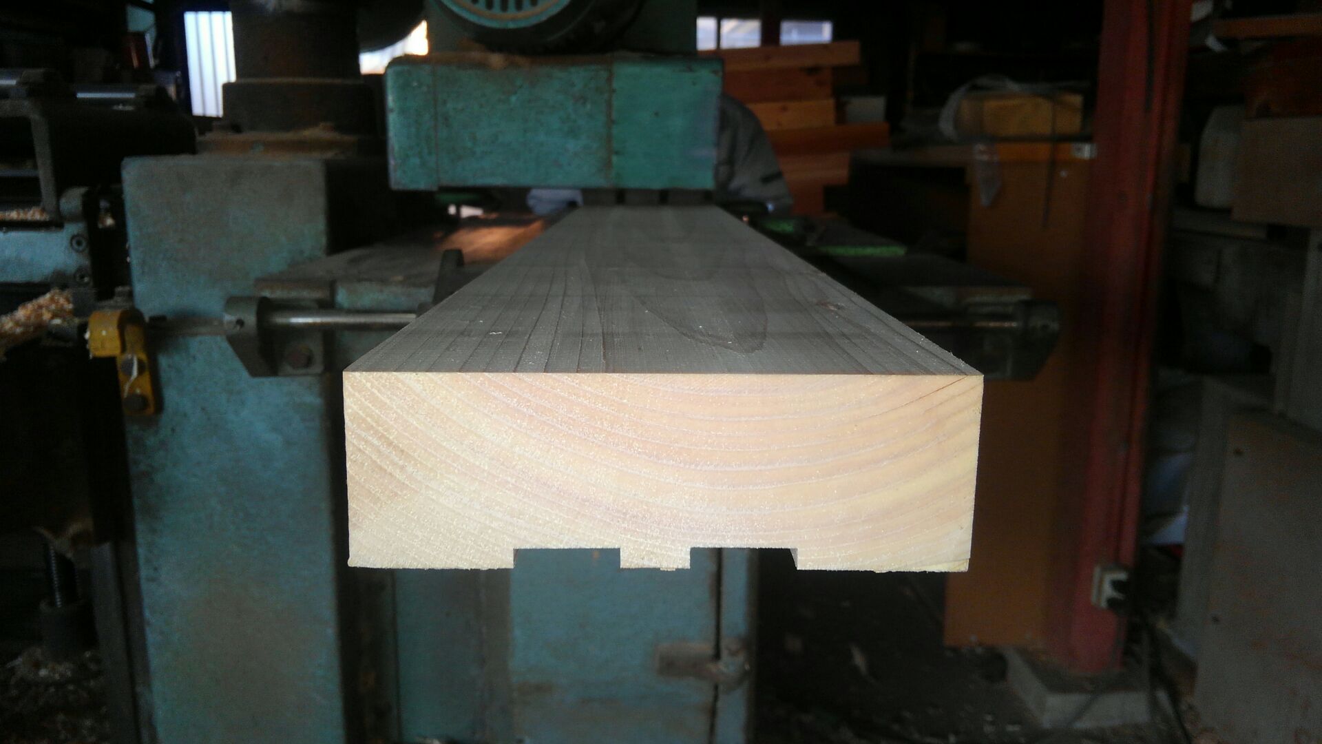 専用の機械に通すと・・・はーい♪桧の敷居の出来上がり。これを大工さんが鉋で仕上げて完成！