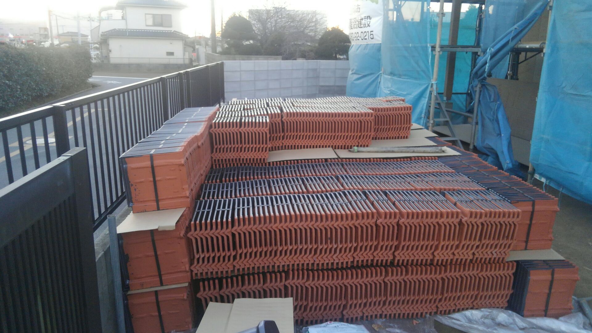 現場に瓦が搬入されました。平瓦の銀黒もうすぐ瓦ふきが始まります。平屋の大屋根ふきあがりが楽しみです。