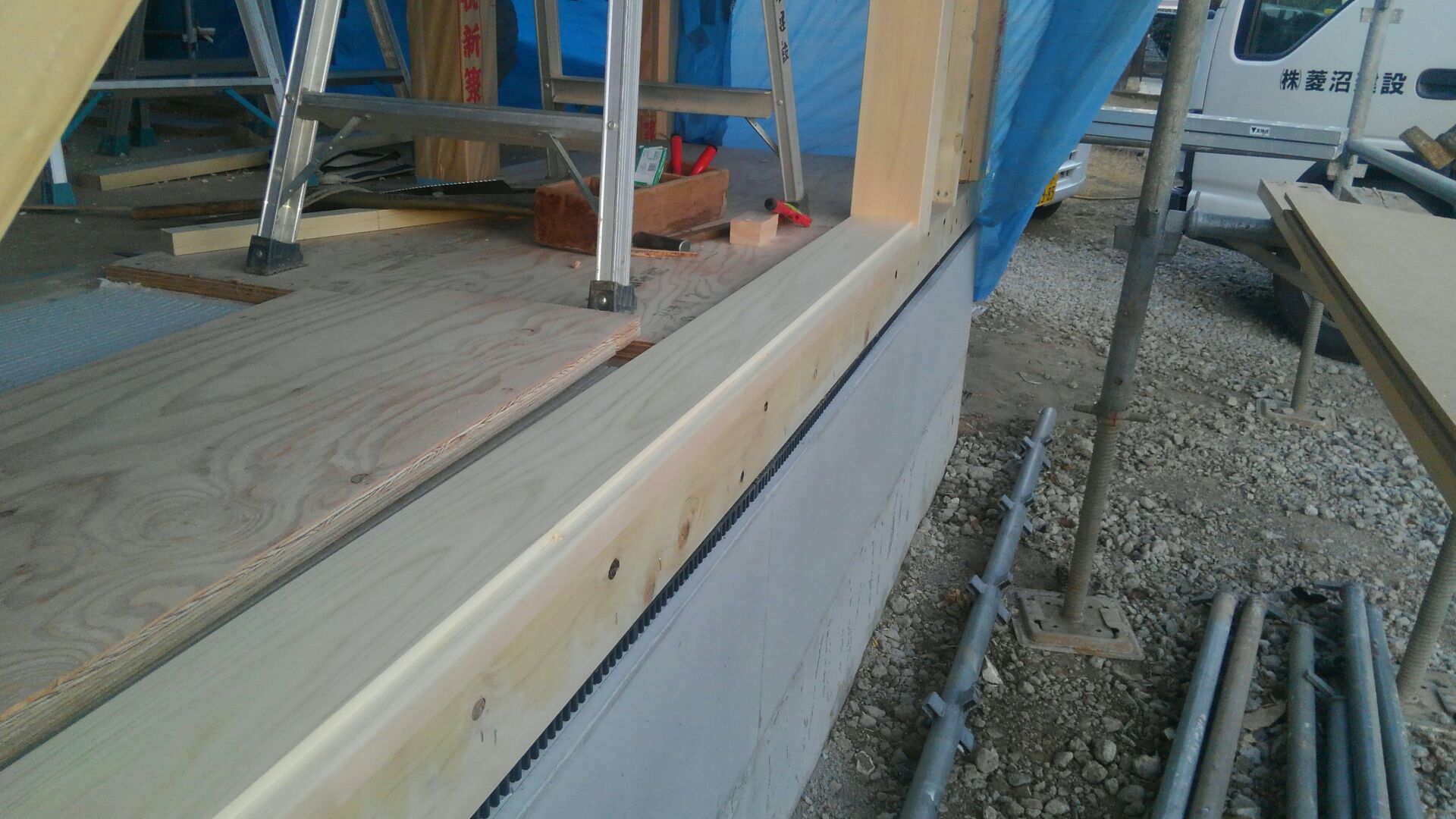 作業場で下ごしらえをした敷居。きれいな仕上がりです♪