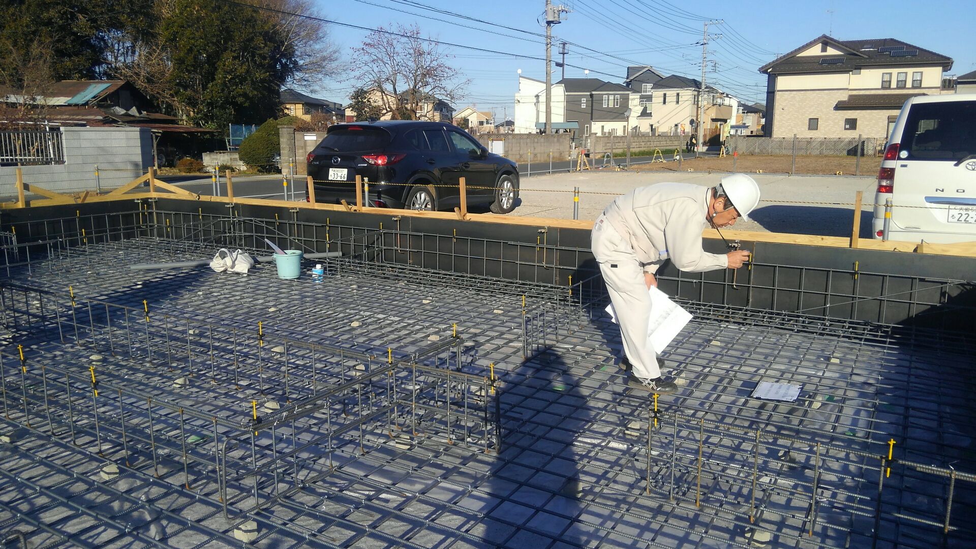 鉄筋の太さや鉄筋のピッチ（間隔）、境界からの離れなど細かくチェックされます。ハイ！いつも通り、イッパツOK合格です！