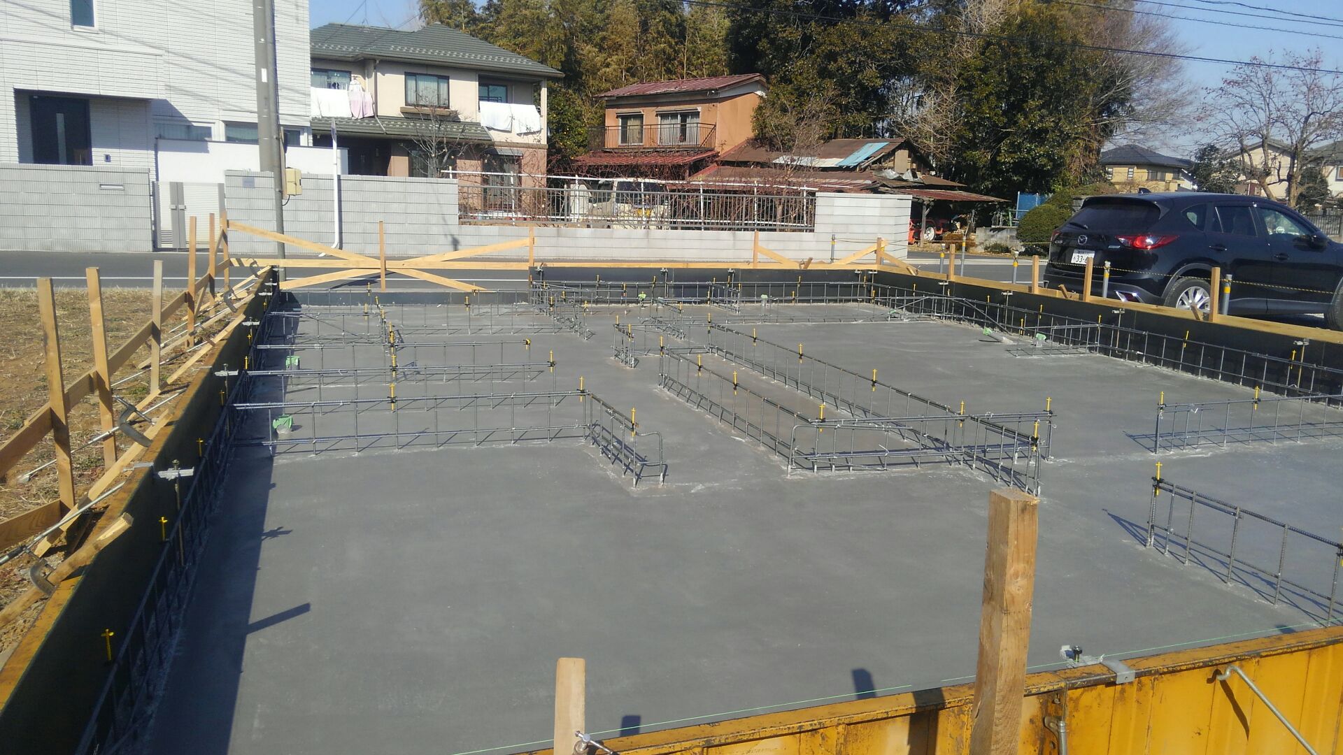 金鏝（かなごて）でキッチリ押さえ、キレイな耐圧盤の出来上がり。