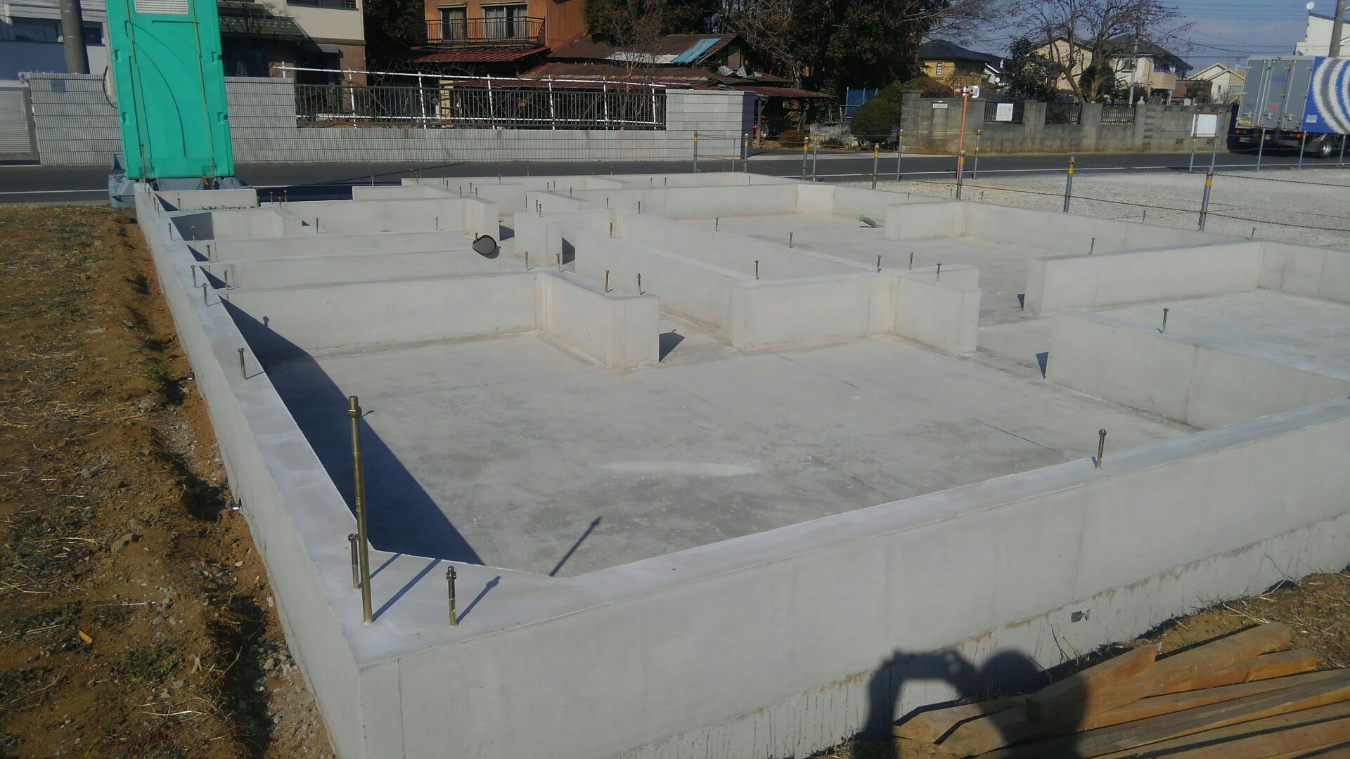 立ち上がりのコンクリート打ち込みも終わり、基礎工事が完了しました。