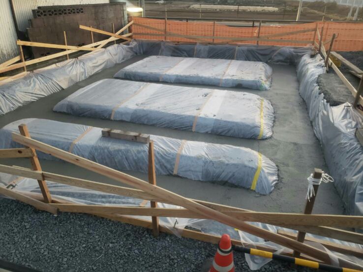 基礎工事の均（なら）しコンクリートが終わりました。シートもキレイに掛けられていますね。