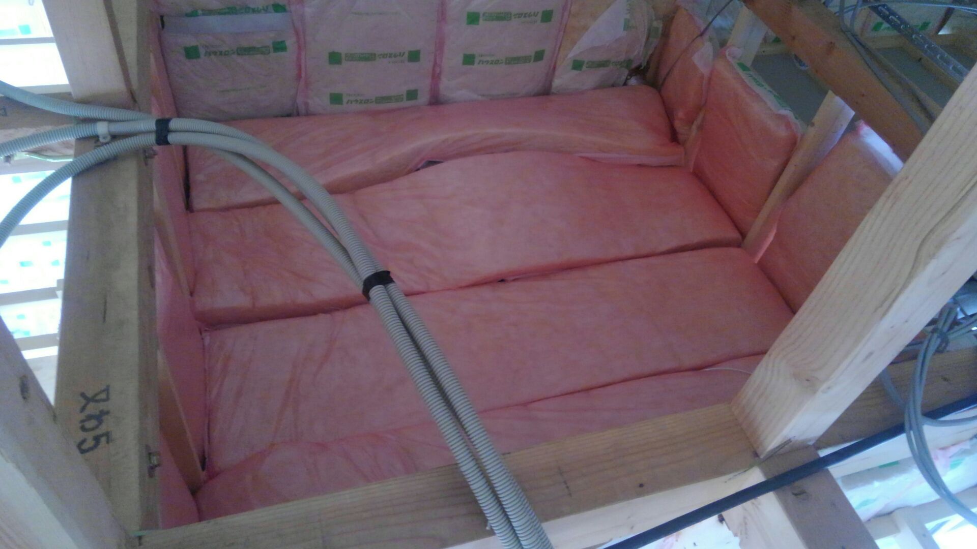 ユニットバスの天井にもちゃ～んと断熱材。暖かさ間違い無し！