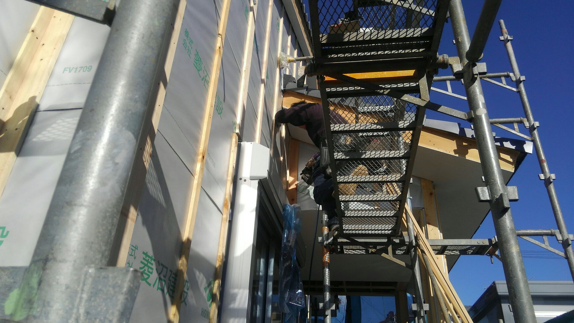 外壁工事、サイディング屋さんが通気胴縁（つうきどうぶち）の施工をはじめました。壁の板張りやボード張りなどを受けるための下地部材に、通気層を設けるために施工したものを通気胴縁と言います。