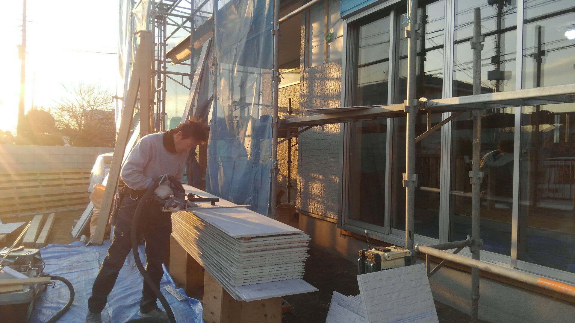 窯業（ようぎょう）系サイディング施工開始です。窯業系サイディングとは原料の約80%がセメント、残りの20%が繊維質・増量材で構成された一般的なサイディングです。