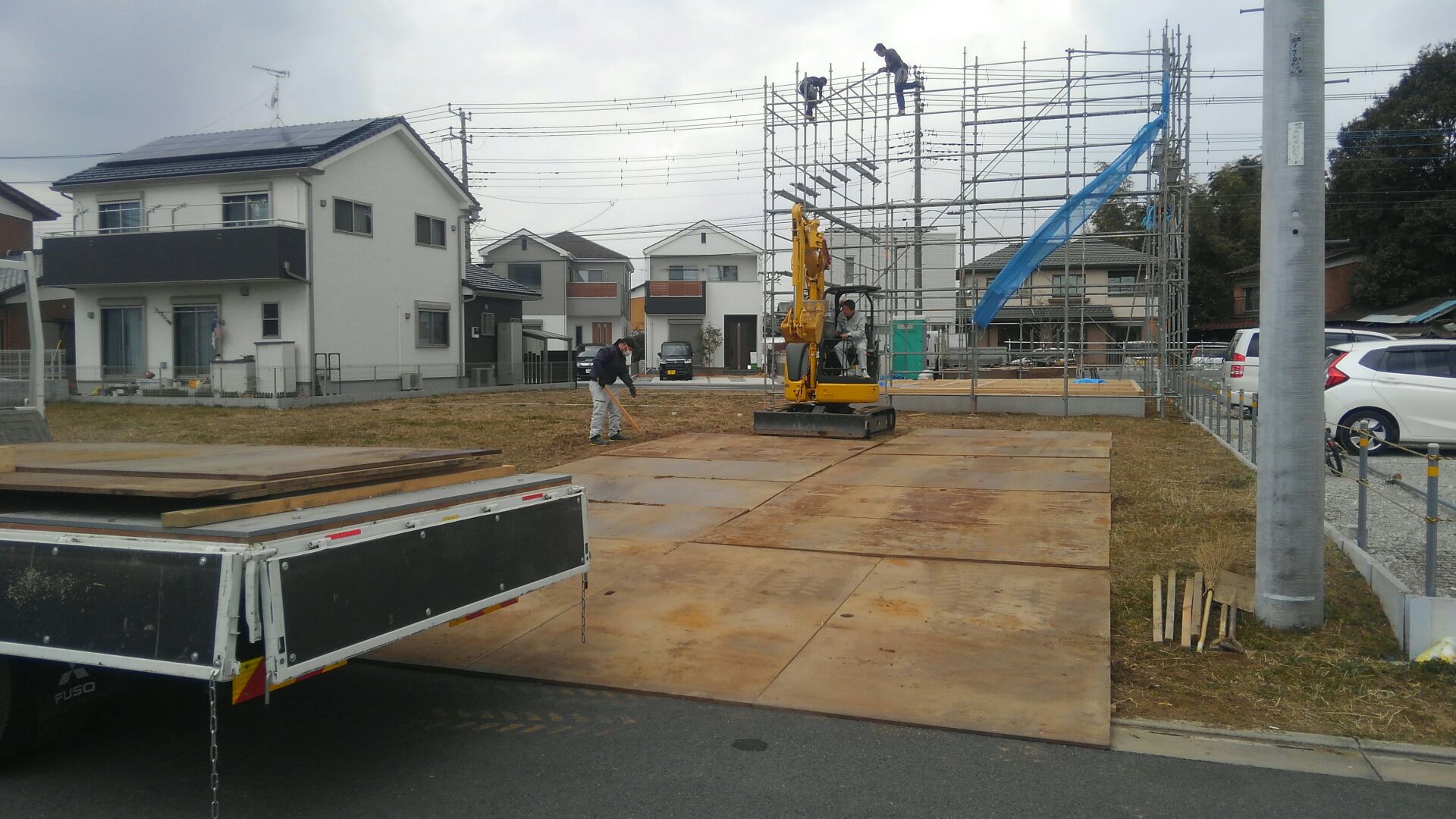 白岡市さんの土地に許可を頂き、鉄板養生。レッカーの据え付け、資材置き場、車両の駐車スペースの確保完了！いよいよ上棟、棟上げです！白岡市さん、ありがとうございます。