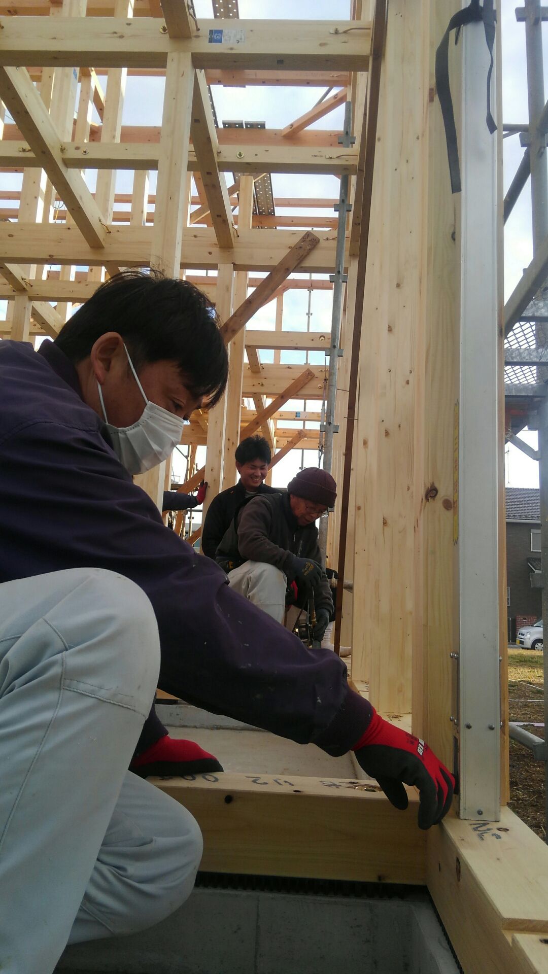 上棟後さっそく構造材の歪みツキ