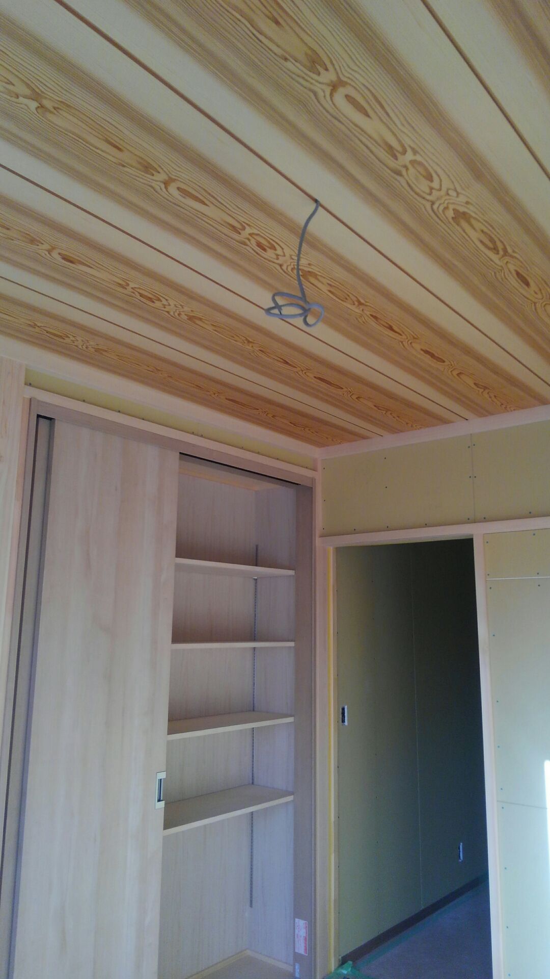 和室の天井板 キレイな板目の天井になりました。