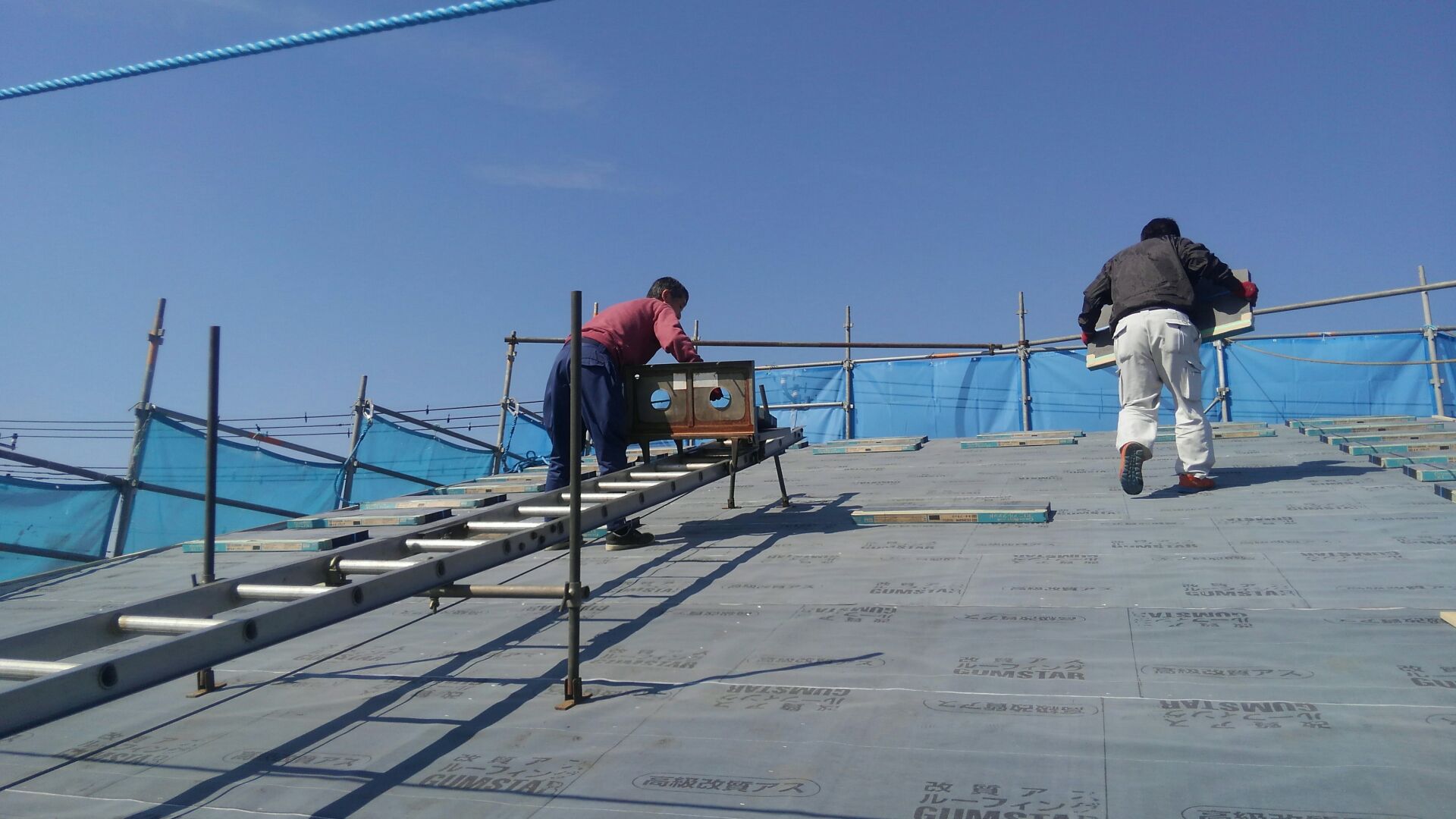 野地工事が終わり、屋根工事がはじまります。瓦屋さん、専用の機械で材料の荷揚げです。