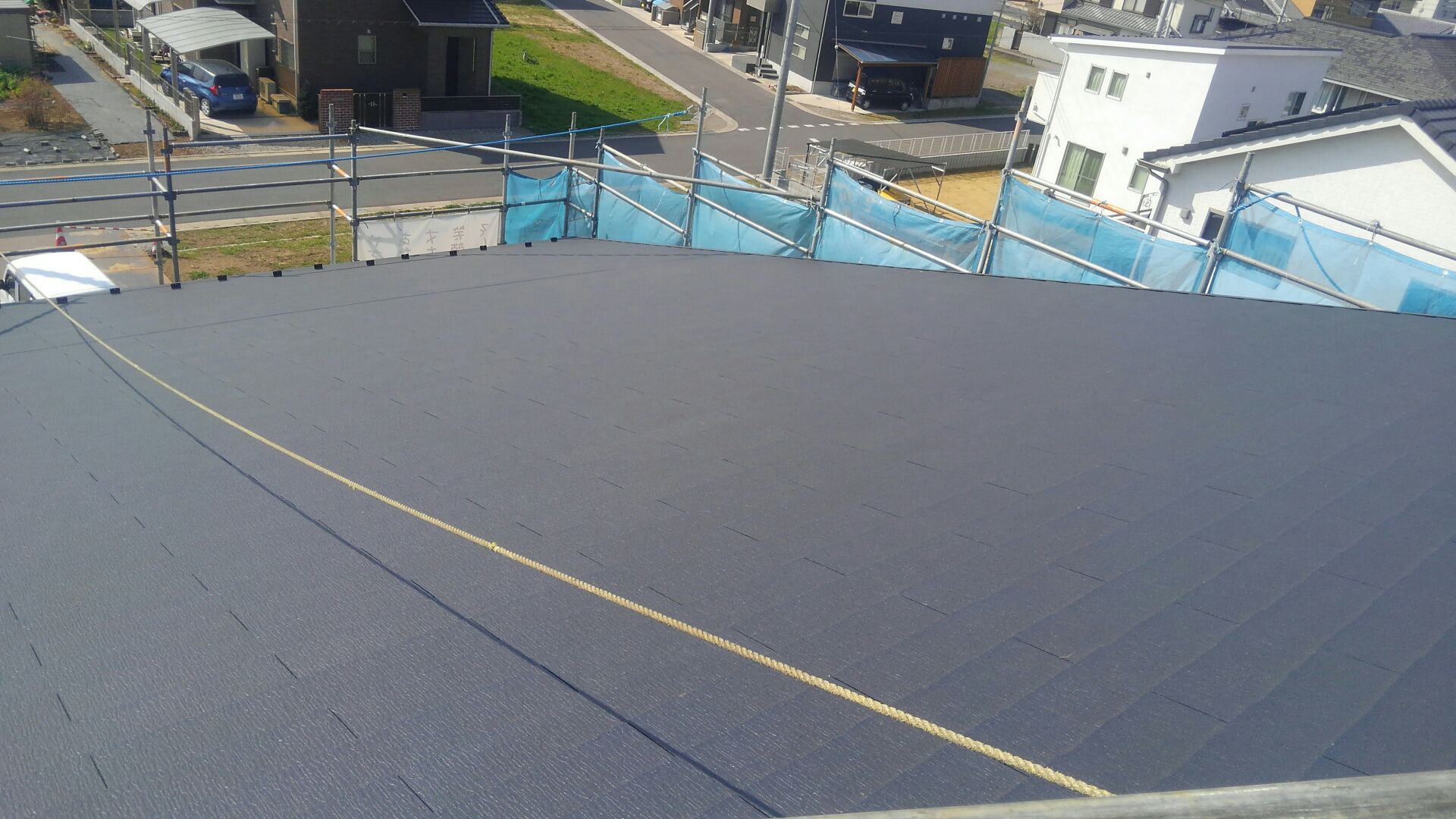 屋根工事完了！ コロニアルの屋根、いいですね！ ハクリョクまんてんのしあがりです。