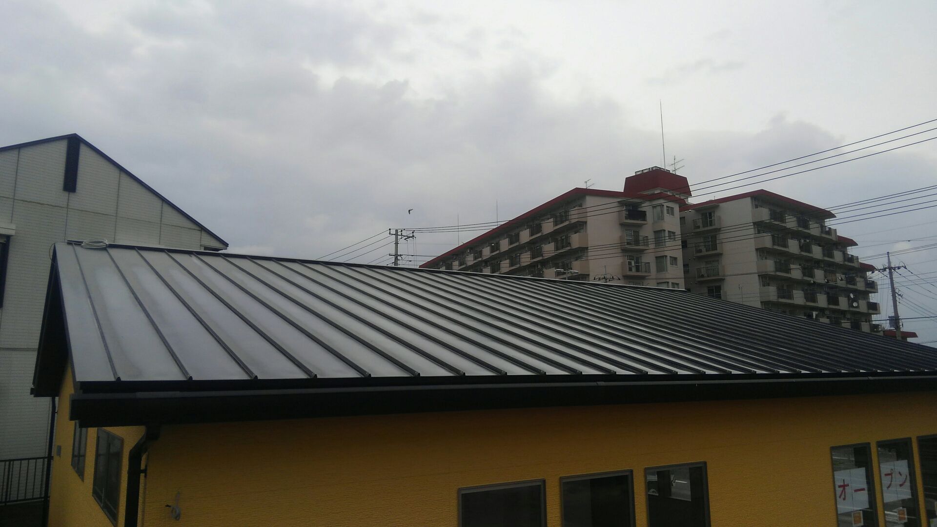 屋根工事もおわりました。 カレー屋さんはガルバ二ウム鋼板のタテハゼ屋根仕様です。 一般住宅にも使われてます。