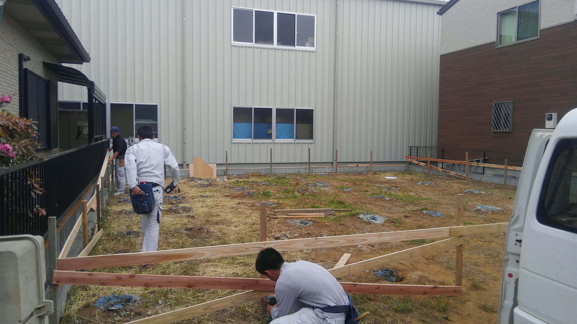 地盤改良が終わり、丁張を架けに来ました。 境界からの離れやGL（グランドライン）の設定 慎重に、慎重に。