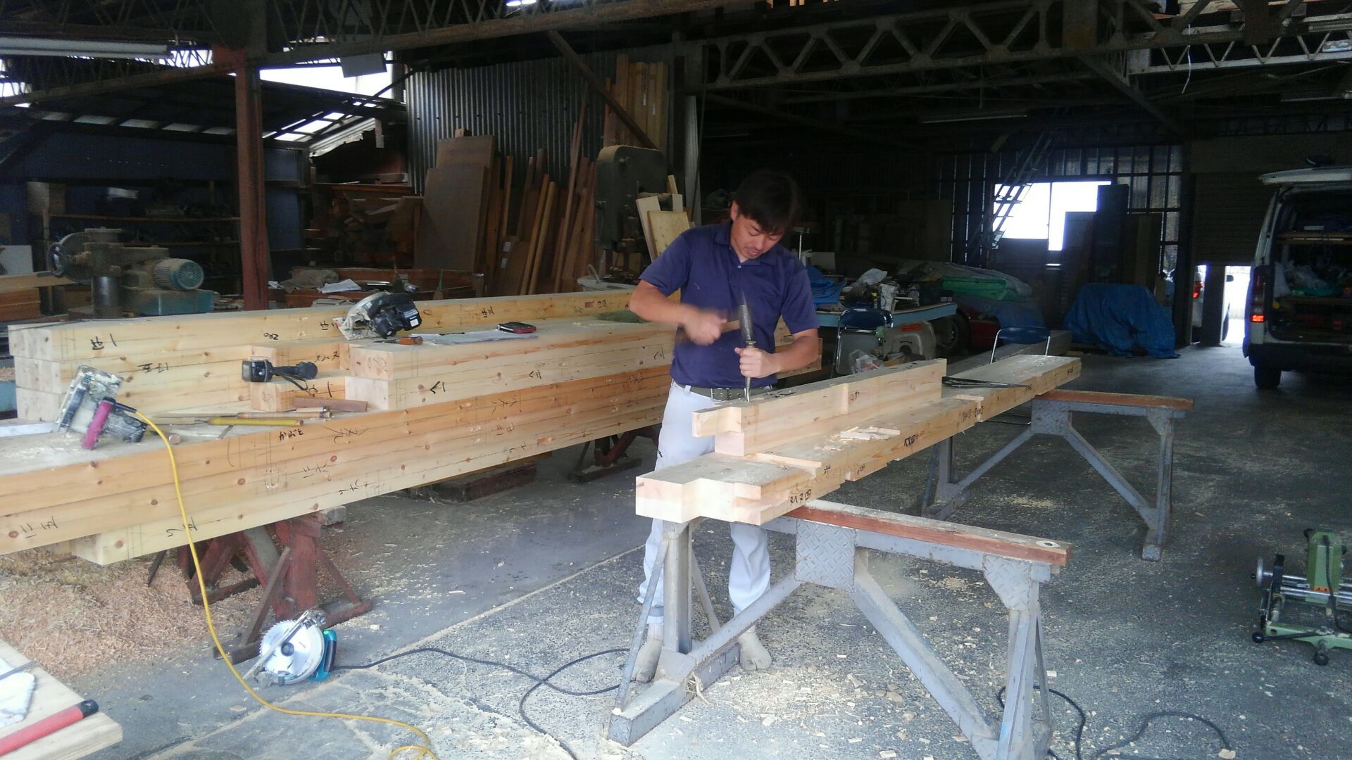 いっぽん。いっぽん。丁寧に。 上棟がまちどおしいですネ。