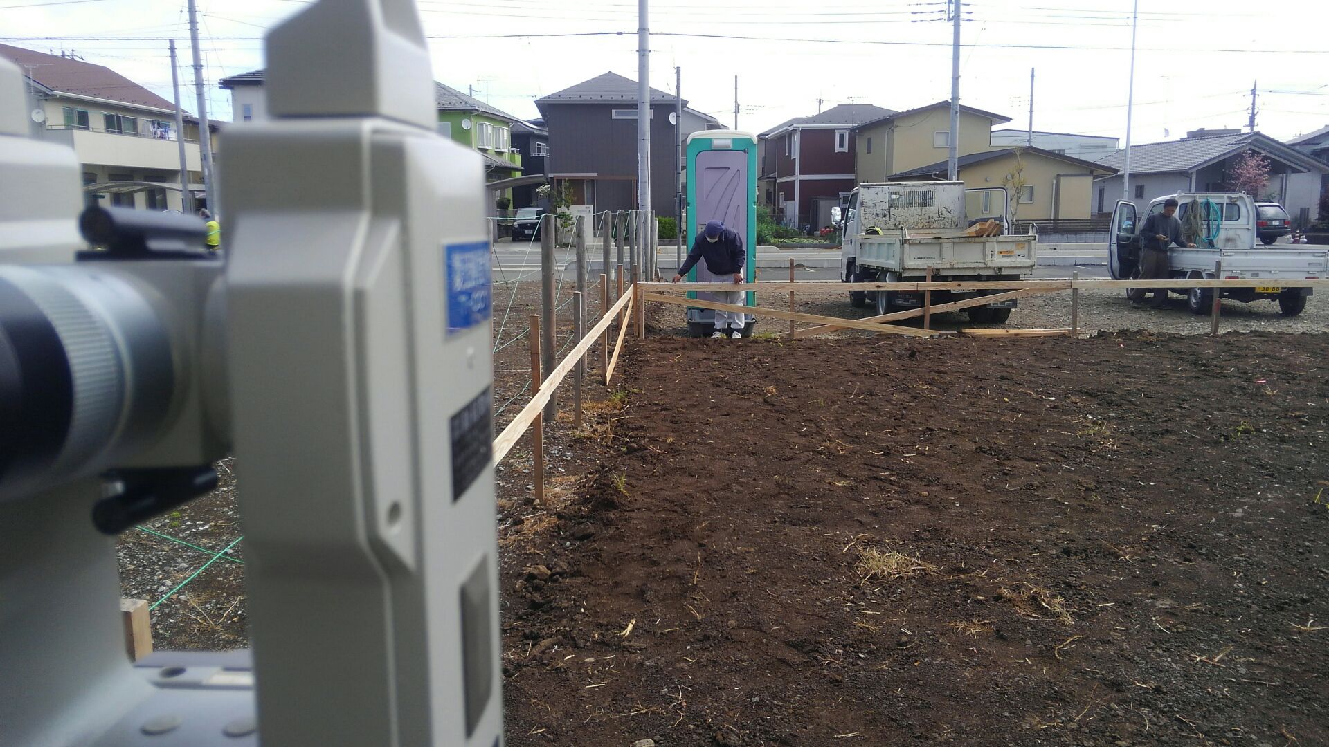 地盤改良が終わり、大工さんと基礎屋さんで一緒に丁張です。いつもどおりにトランシットを据えて、きっちりカネ（直角）をだします。