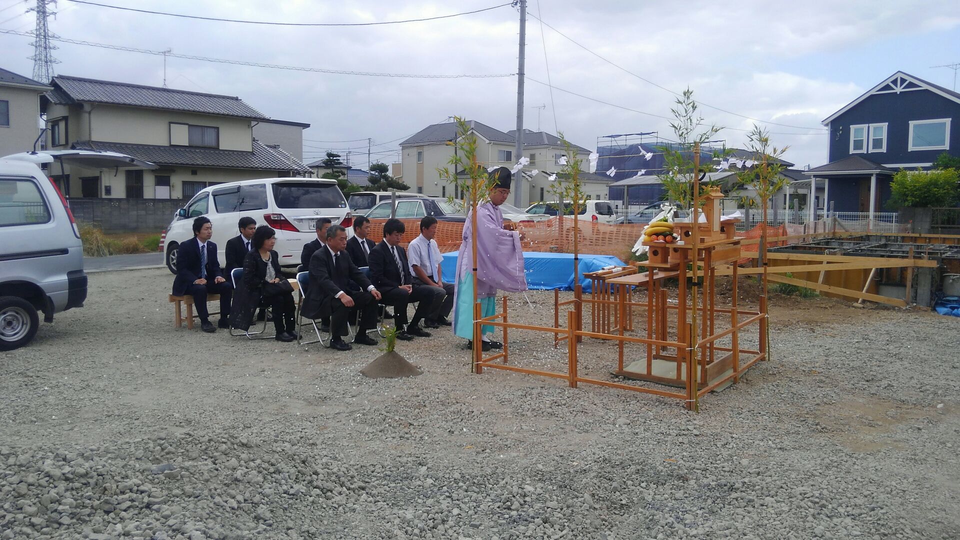 新しいお客様のご紹介です。株式会社こどものとも様。お子様用の絵本や玩具などを取り扱われている会社様です。菱沼建設にて、北関東支店新築工事のご依頼を頂きました。地鎮祭のはじまりです。