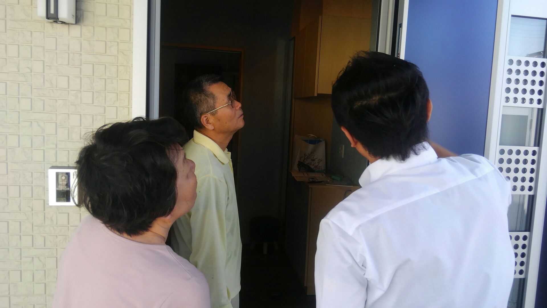 玄関片引き戸のタッチキーなどの説明に、リクシルさんに来てもらいました。