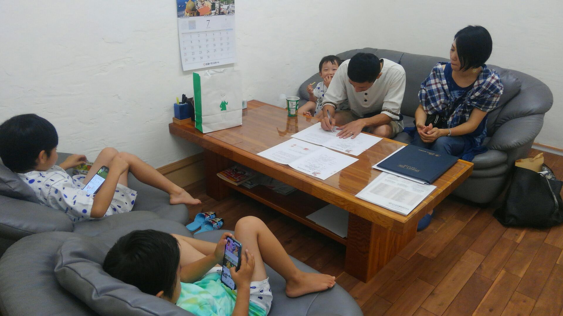 建設工事請負契約のため、K様にお越しいただきました。チョッピリ緊張ぎみの旦那様！の廻りの緊張感のないお子ちゃまたち！いっつもどおり＾＾ほんとカワイイですね！ご署名、押印いただき、無事、締結。ありがとうございました。