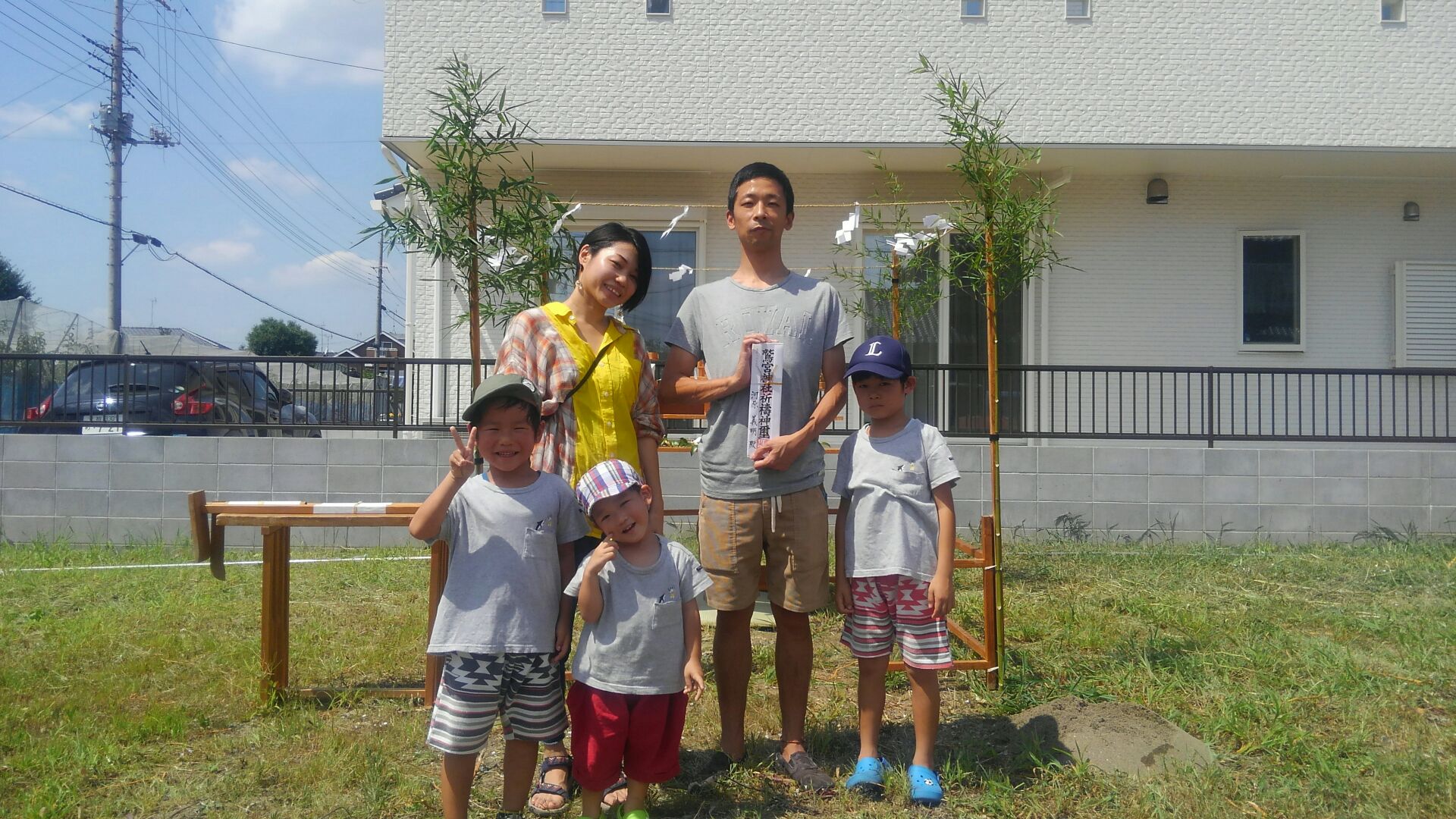 みんな笑顔で、ハイチーズ！緊張したり、笑顔があったり。とてもステキな地鎮祭でした。